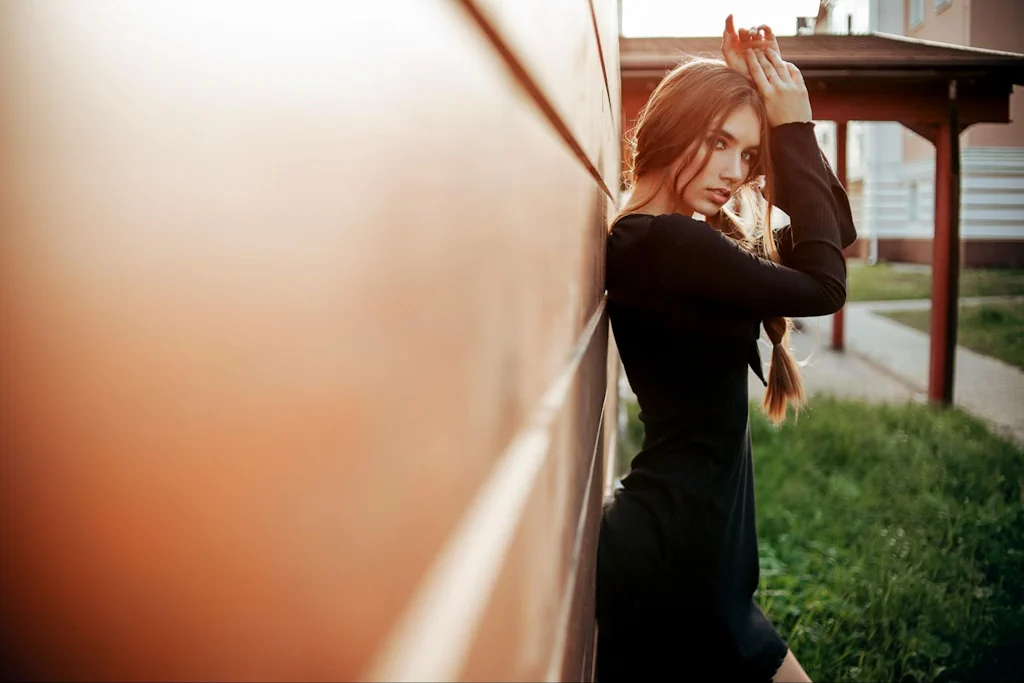 Сучасна жінка в чорній сукні